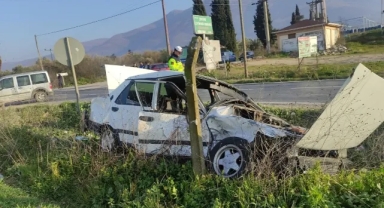 Bursa'da kaza! Hafif ticari araç otomobille çarpıştı