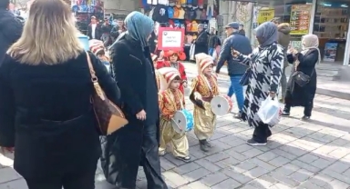 Minik yeniçerilerden Ramazan yürüyüşü