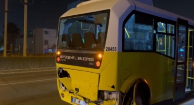 Otomobil minibüse çarptı: 10 yaralı