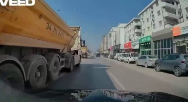 Otomobilin önüne manevra yapan kamyon kamerada