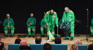 Temizlik işçileri konser verdi dinleyenler hayran kaldı