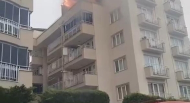 Bursa'da 5 katlı binanın çatısı alevlere teslim oldu