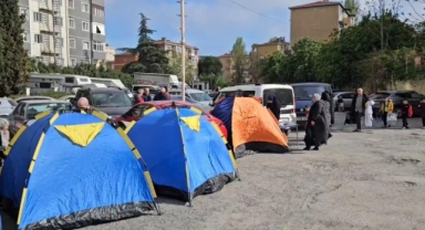 Depremin ardından vatandaşlar park ve bahçelere çadır kurdu