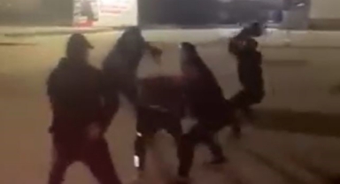 Parkta tek teker şov yapan şahıs vatandaşlar tarafından tekme tokat dövüldü