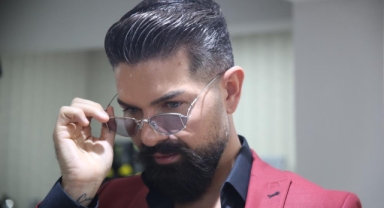 Ünlü sanatçının altın gözlüğüne değer biçilemiyor