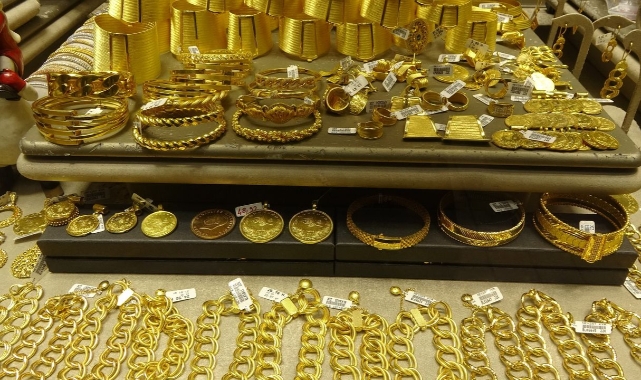 Altın Düşüşte, Uzmanlar Yatırımcıları Uyarıyor