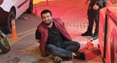 Bakkalı kundaklamaya çalıştı, polisler yakaladı