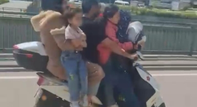 Bursa’da motosiklete 5 kişi binen aile yürekleri ağza getirdi