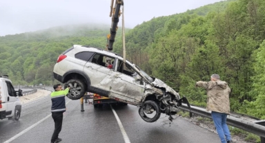 Kontrolden çıkan araç ormana uçtu: 1 ölü, 3 yaralı