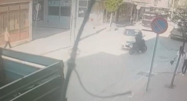 Otomobille çarpışan motosikletli yaralandı: Kaza anı kamerada
