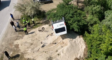 Tozu dumana katan minibüs ortalığı böyle savaş alanına çevirdi: 3 yaralı