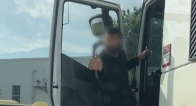 Trafikte korku dolu anlar...Aracından inen tır sürücüsünden çirkin hareketler