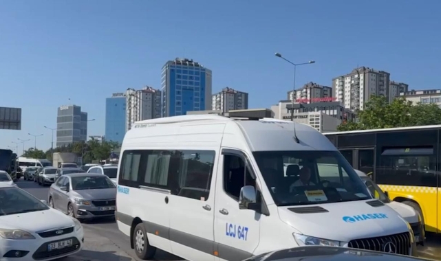 İETT otobüsü kaza yaptı: Trafik kilitlendi