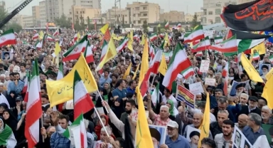 İran Sokaklarda: Saldırılar Sonrası İnkılap Meydanı’nda Zafer Coşkusu