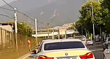 Makas atan sürücü kameraya yakalandı