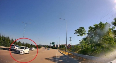 Otobanda ters şeritte ilerlemeye başladı: Tehlikeli anlar kamerada