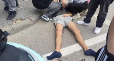 Otomobilin çarptığı 2 motosikletteki gençler yaralandı
