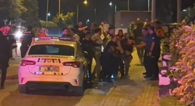 Gençler arasındaki kavga kamerada... Polis biber gazı sıktı, gözaltına aldı