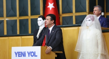 SAADET PARTİSİ LİDERİ MAHMUT ARIKAN, KÜRSÜYE ‘GELİN VE DAMAT’LA ÇIKTI!