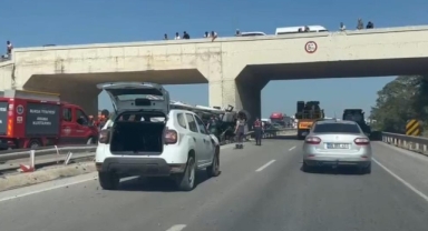 Lastiği patlayan kamyon köprü ayağına çarptı sürücü öldü