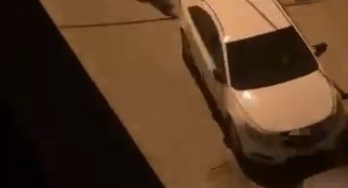Sokakta camı sağlam otomobil bırakmadı