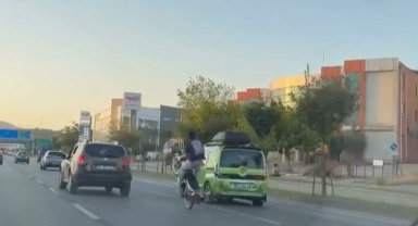 Trafikte motosikletiyle akrobasi yaptı