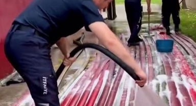 Yangın savaşçılarının ekipman temizliği de takdir topladı