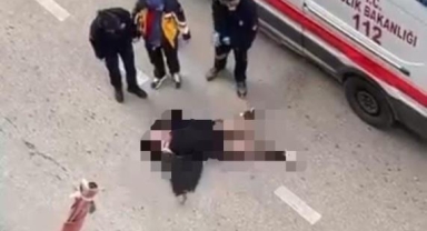 Yolun ortasında yatan kadın, sinir krizi geçirdi