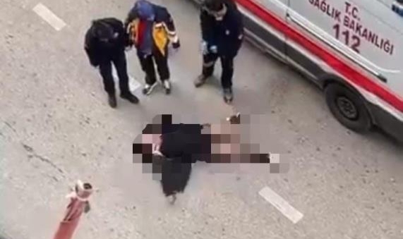 Yolun ortasında yatan kadın, sinir krizi geçirdi