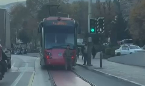 Tramvayın arkasına tutunarak yolculuk eden çocuk yürekleri ağıza getirdi