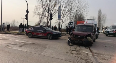 Hafif ticari araçlar çarpıştı: 3'ü çocuk 7 yaralı