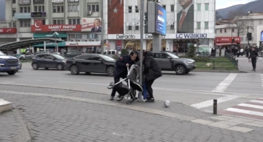 Bebek arabası lodosla birlikte sürüklenerek devrildi