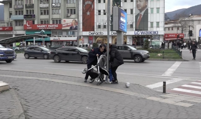 Bebek arabası lodosla birlikte sürüklenerek devrildi