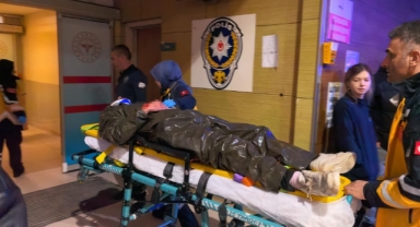 Bursa'da motosiklet yayalara çarptı: 1'i ağır 2 yaralı