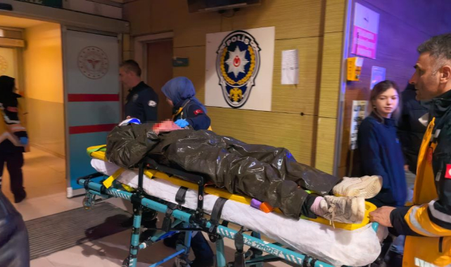 Bursa'da motosiklet yayalara çarptı: 1'i ağır 2 yaralı