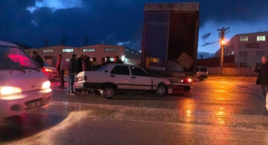 Bursa'da otomobil tıra çarptı: 1 yaralı