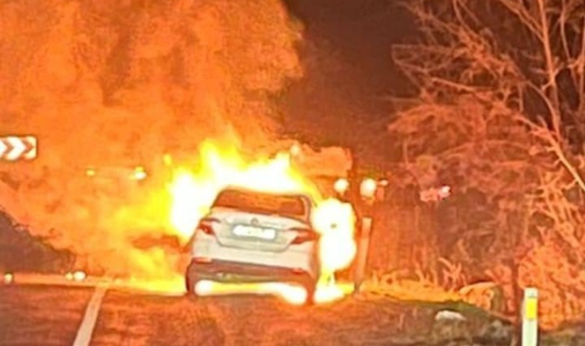 Bursa'da seyir halindeki otomobil alev alev yandı