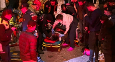 Bursa'da talaş yüklü tır devrildi