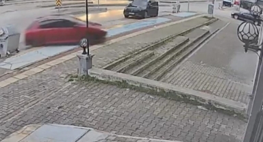 Direksiyon dersinde fren yerine gaza bastı: Otomobil dükkânın önüne uçtu