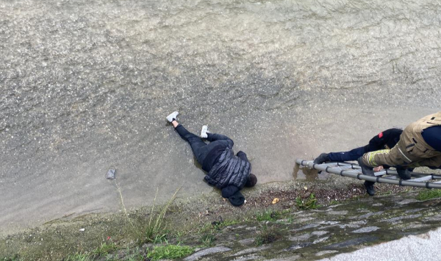 Bursa'da dereye düşen adam kalp masajıyla hayata döndürüldü