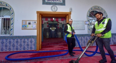 Bursa’daki camilerde Ramazan temizliği