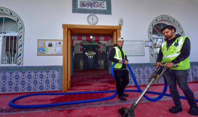 Bursa’daki camilerde Ramazan temizliği