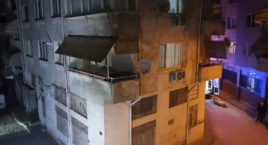 Gemlik’te hasarlı apartman tahliye edildi, sokak trafiğe kapatıldı