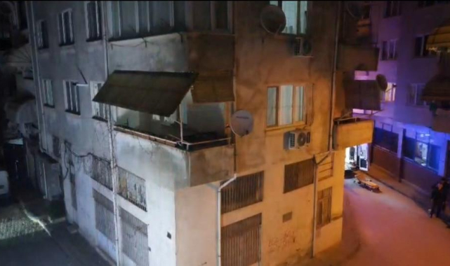 Gemlik’te hasarlı apartman tahliye edildi, sokak trafiğe kapatıldı