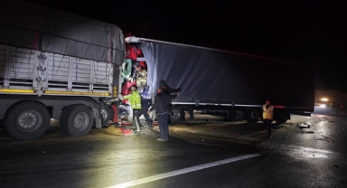 Bursa'da iki tırın çarpıştığı kazada 1 kişi hayatını kaybetti