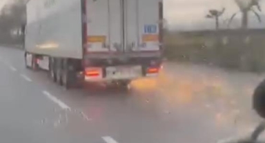 Bursa'da korku dolu anlar, direği deviren TIR olay yerinden kaçtı