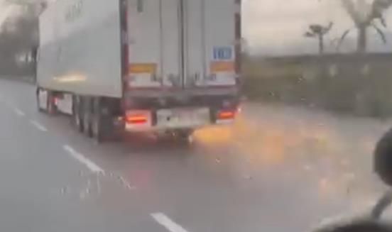 Bursa'da korku dolu anlar, direği deviren TIR olay yerinden kaçtı