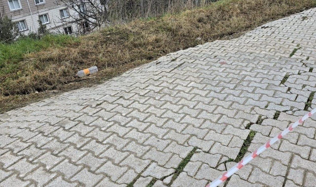 Mudanya'da yağmur sonrası site önündeki yol çöktü