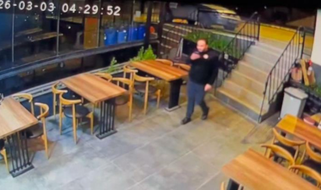 Park ettiği otomobil bir anda geri kaçtı, direğe çarparak durabildi