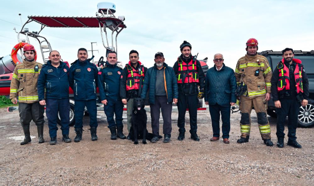 Sular altında kalan bağ evinde mahsur kalan iki köpeği belediye ekipleri kurtardı